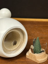 Load image into Gallery viewer, Smoker, Seiffen Snowman Birdhouse
